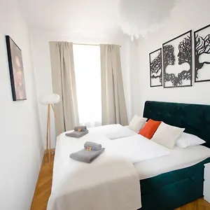 Casarina - Stilvoller Altbau In Zentraler Lage Apartment